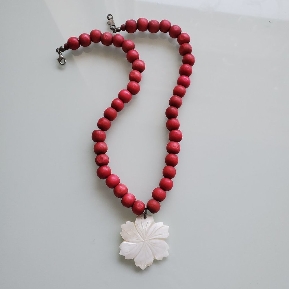 Vintage American Eagle AE BoHo Beachy Shell Hawaiian Plumeria Pendant Necklace